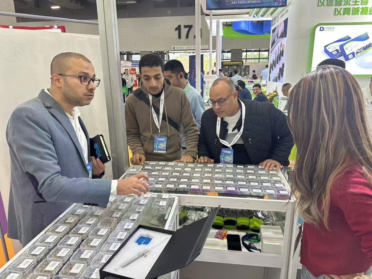 بین الاقوامی ڈینٹل نمائش میں یامی میڈیکل چمکتا ہے ، جس میں جدید امپلانٹ لوازمات کے رجحان کو آگے بڑھایا جاتا ہے